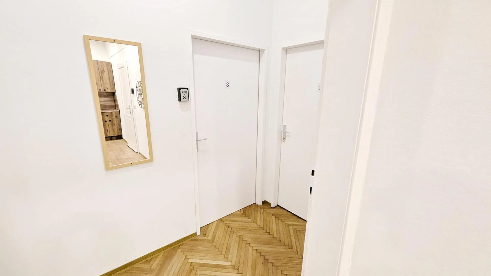 Homestay Spacious Rooms - 15 Min From Airport & City Center, 5 Min From Vienna Main-Bus Station Ez 1-9