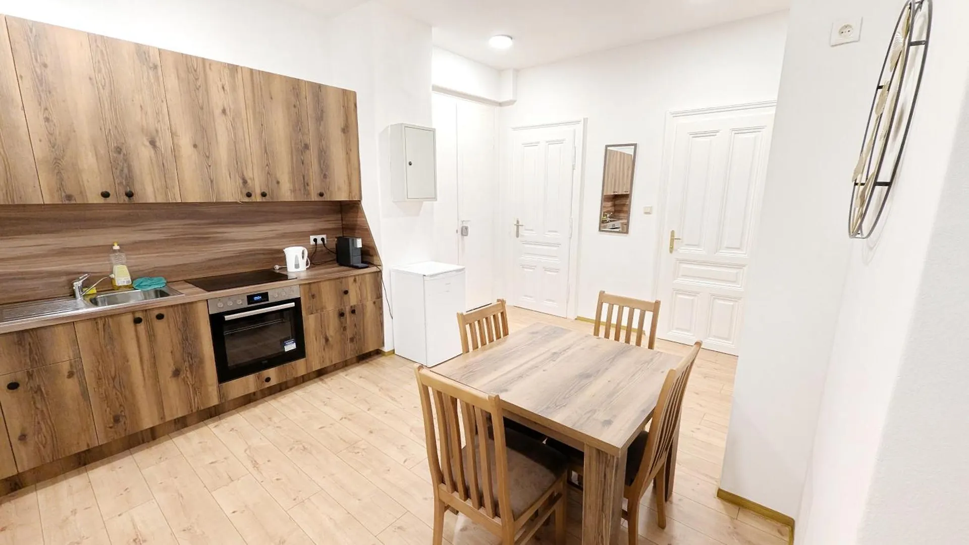 Spacious Rooms - 15 Min From Airport & City Center, 5 Min From Vienna Main-Bus Station Ez 1-9 Homestay