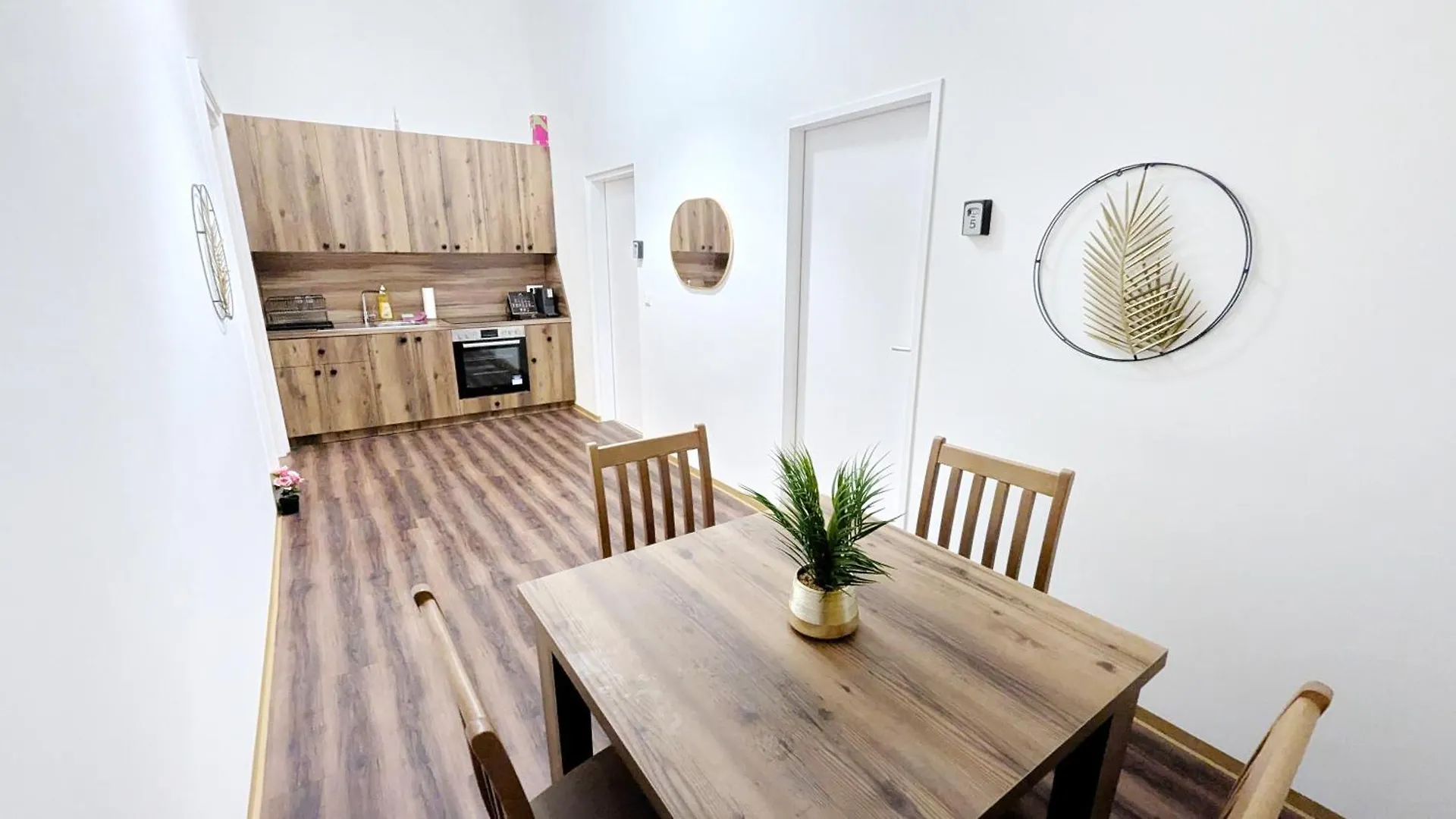 Spacious Rooms - 15 Min From Airport & City Center, 5 Min From Vienna Main-Bus Station Ez 1-9 Homestay