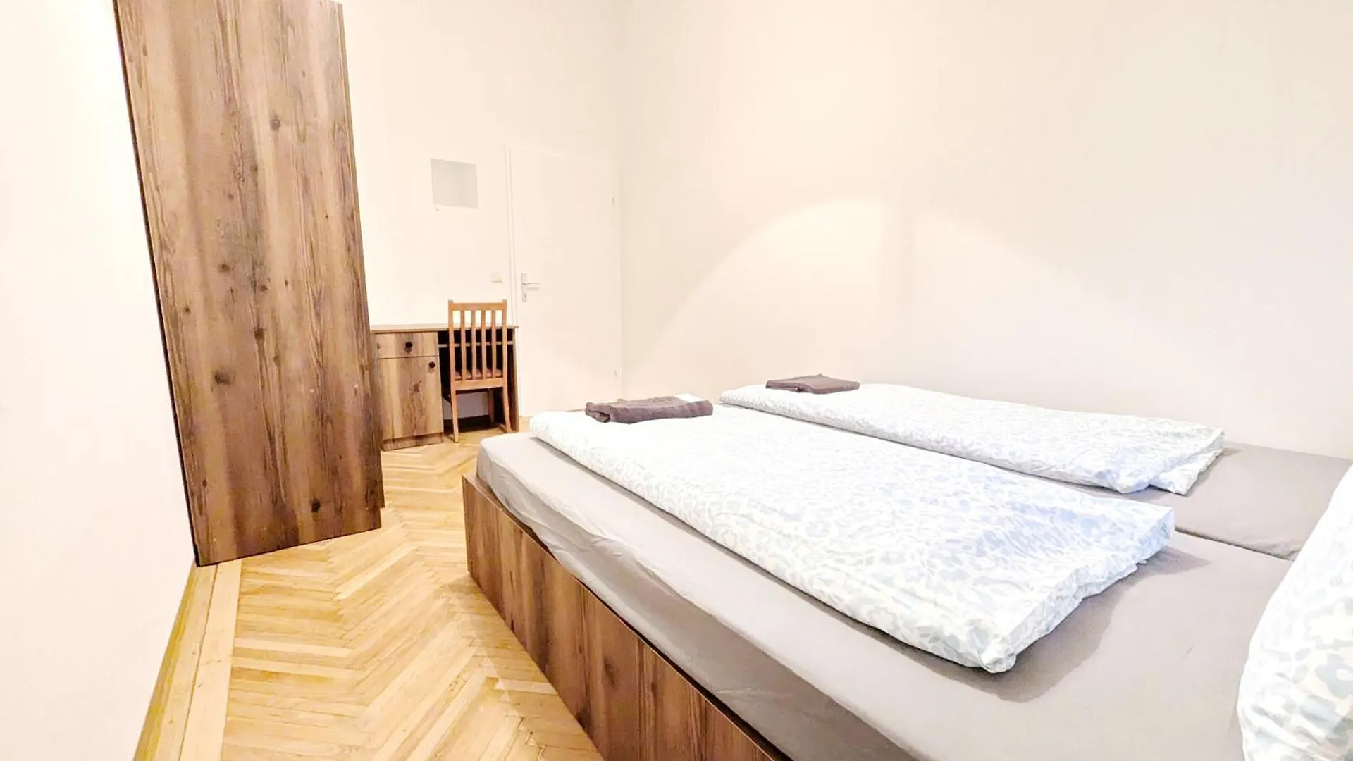 Spacious Rooms - 15 Min From Airport & City Center, 5 Min From Vienna Main-Bus Station Ez 1-9 0*,  Austria