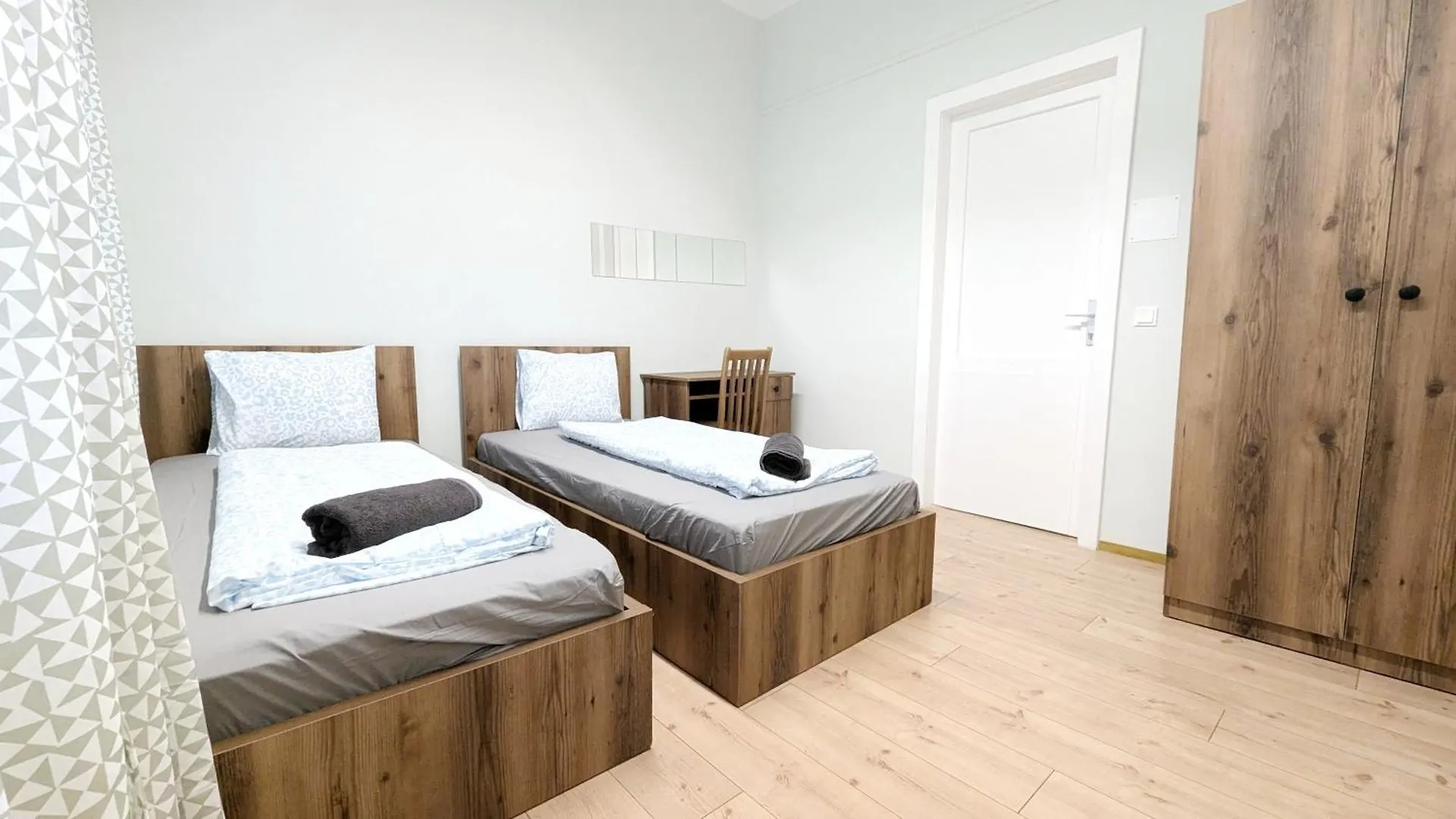 Spacious Rooms - 15 Min From Airport & City Center, 5 Min From Vienna Main-Bus Station Ez 1-9 0*,  Austria