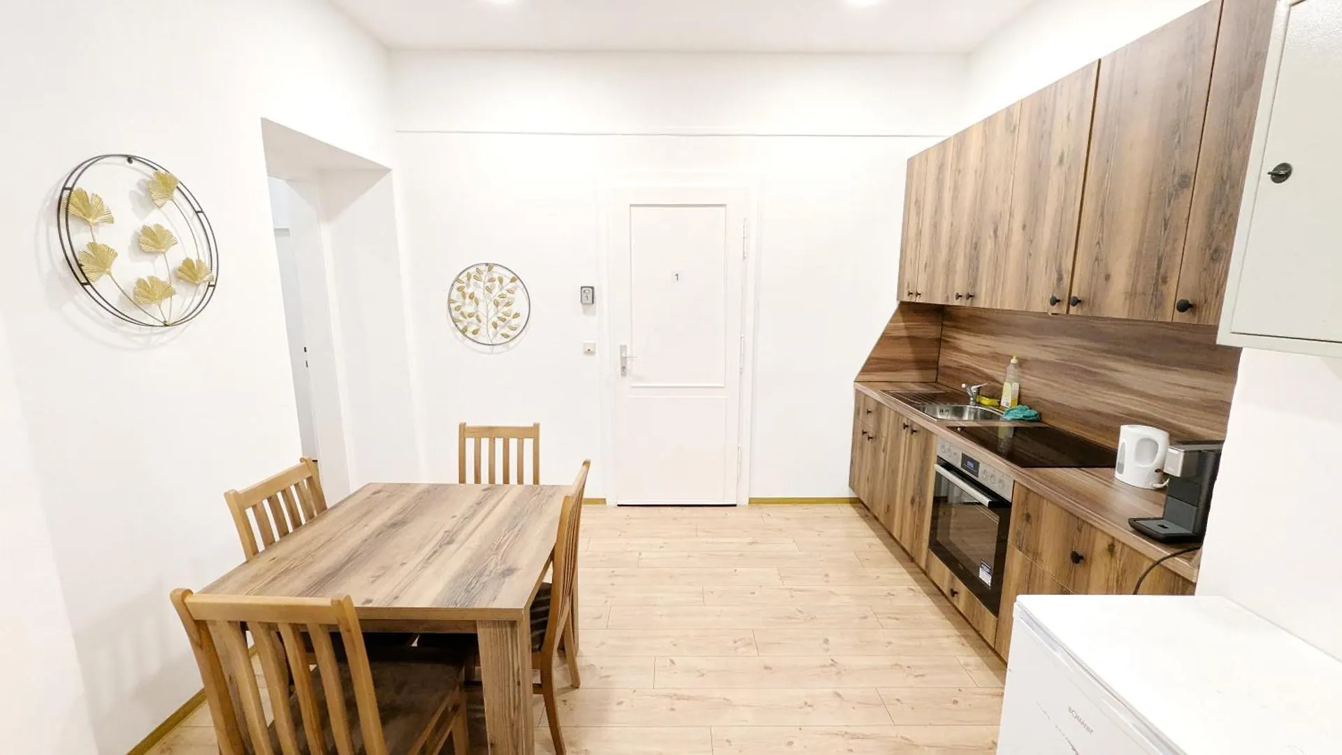 Spacious Rooms - 15 Min From Airport & City Center, 5 Min From Vienna Main-Bus Station Ez 1-9 0*,
